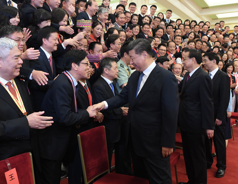 9月10日,党和国家领导人习近平、李克强、王沪宁等在北京人民大会堂会见庆祝2019年教师节暨全国教育系统先进集体和先进个人表彰大会受表彰代表。